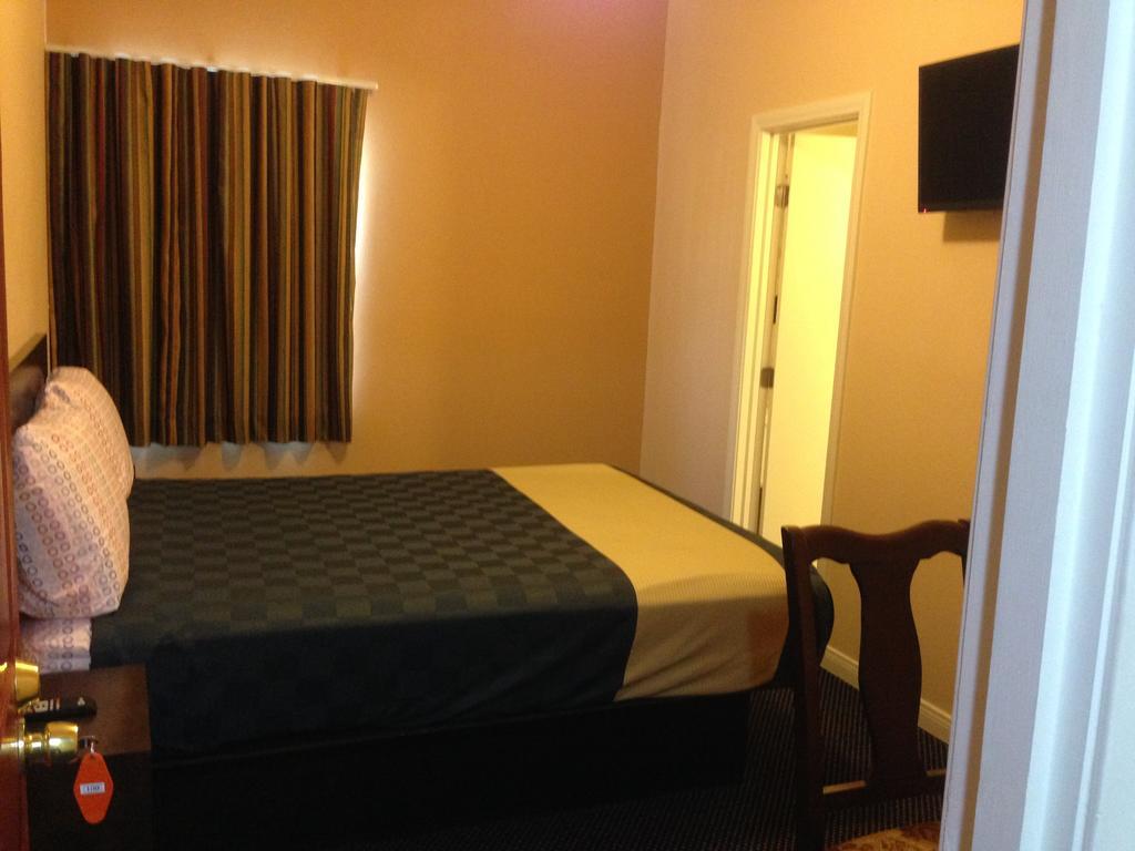 Tropicana Motel Compton Room photo