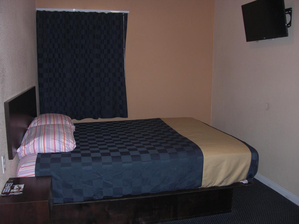 Tropicana Motel Compton Room photo