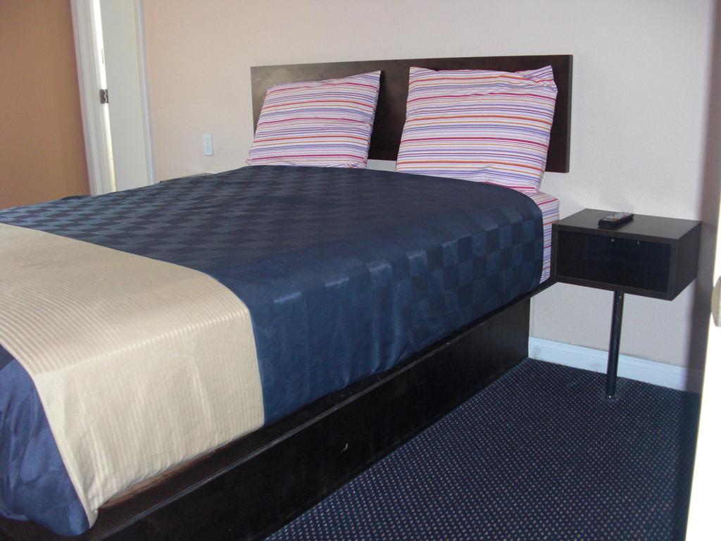 Tropicana Motel Compton Room photo